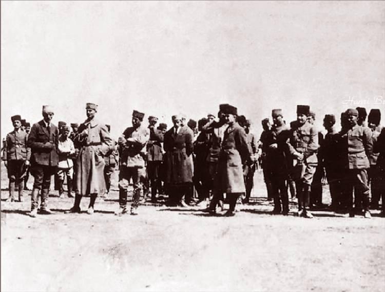 <p>Mustafa Kemal Atatürk, 1 Nisan 1922'de Konya Ilgın'da. </p>