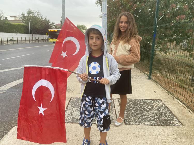 <p>Tuzla’da yaşayan Kübra (10) Metehan Ateş (6) adlı kardeşler, yaklaşık 2 buçuk saatlik sağanak yağış altında ellerinde bayraklarla, Milli Savunma Üniversitesi Deniz ve Hava Harp Okulu Diploma Alma ve Sancak Devir Teslim Töreni'ne katılmak üzere Tuzla'ya geçen Cumhurbaşkanı Erdoğan’ı bekledi.</p>