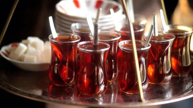 <p><span style="color:#800000"><strong>Bulgular, kişinin çayına süt veya şeker ekleyip eklemediğine veya tercih ettiği sıcaklığın ne olduğuna bakılmaksızın sonucun aynı olduğunu gösterdi.</strong></span></p>
<p> </p>