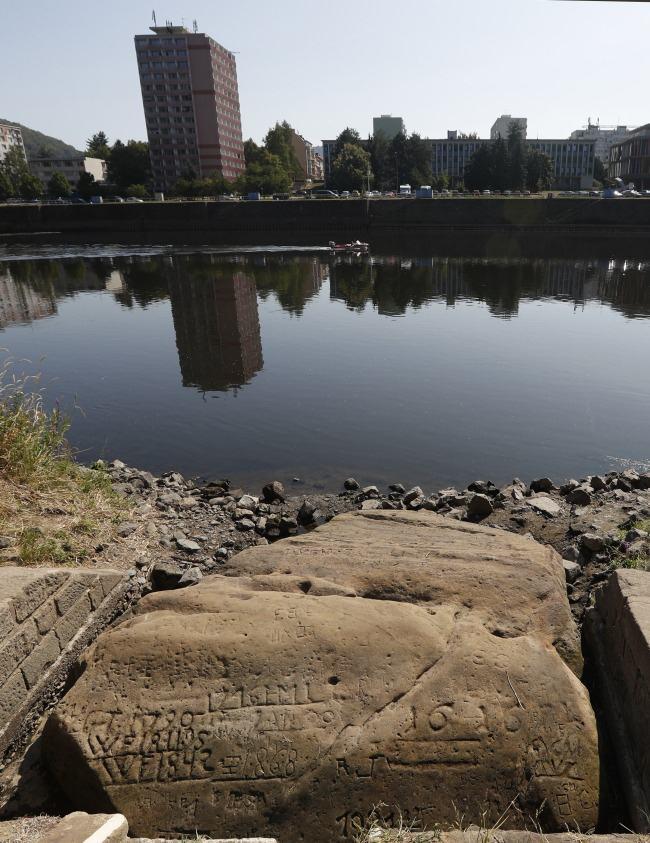 <p>Kölner Stadt Anzeiger gazetesindeki haberde, Leverkusen şehri yakınlarında Ren Nehri'ndeki su seviyesinin düşmesiyle 1959 ve 2003 tarihlerinin yazılı olduğu açlık kayalarının görüldüğü bilgisi verildi.</p>