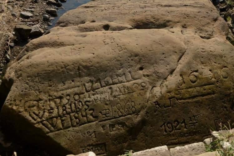 <p>Bürstedter gazetesi, Worms yakınlarında ortaya çıkan açlık kayasının üzerinde Ano 1857 (Yıl 1857), 1959 ve 1963 yazılarının bulunduğunu aktardı.</p>
