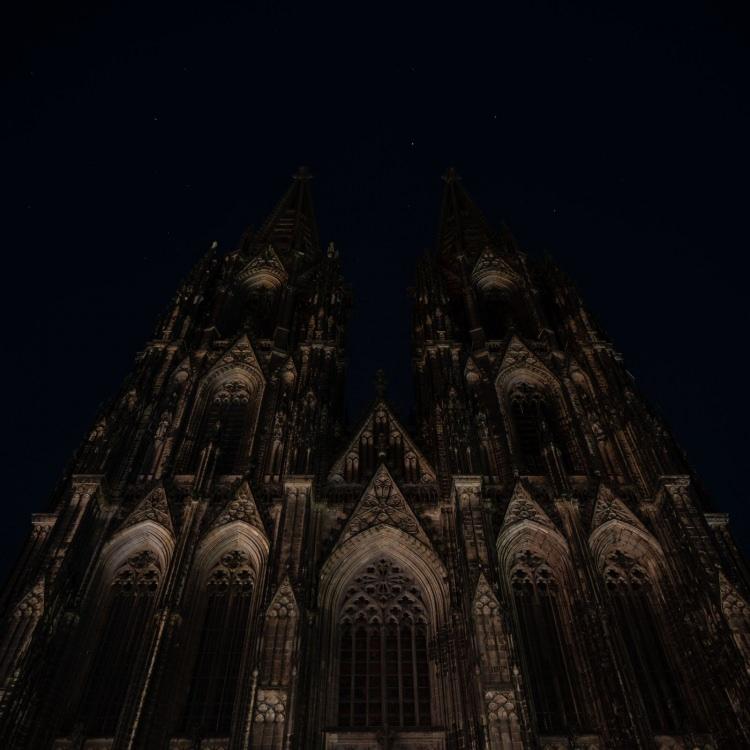 <p>Köln Belediyesi'nin enerji tasarrufu amacıyla aldığı bir kararla 9 Ağustos'tan itibaren tarihi Köln katedralinin ışıklandırması kapatılmıştı.</p>
