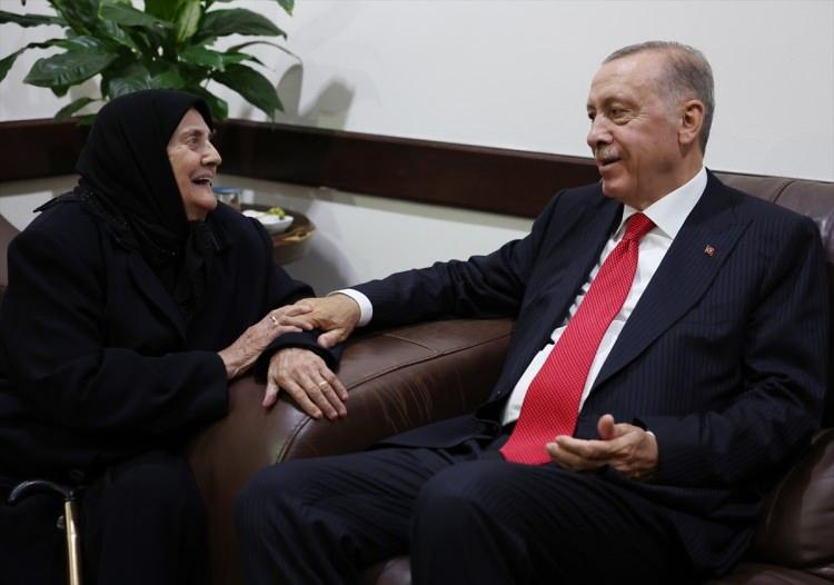 <p>Cumhurbaşkanı Recep Tayyip Erdoğan, Afyonkarahisar Belediyesine ziyarette bulundu. Cumhurbaşkanı Erdoğan, ziyarette Belediye Başkanı Mehmet Zeybek'ten kentte yürütülen çalışmalar hakkında bilgi aldı.</p>
