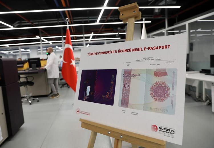 <p> </p>
<p><strong>BAKAN SOYLU'DAN 'PASAPORT FİYATLARI FAHİŞ FİYATA ULAŞACAK' HABERLERİNE TEPKİ</strong></p>
<p>Bizde ortalama günlük pasaport talebi 7-8 bindir. Son 5 aydır 10-15 bin arasında gidip geliyor. Bu da şundan kaynaklanıyor. Özellikle her şeyi siyasallaştırmak isteyen candaş bir medya var. Bu medya her meseleyi kaosa çevirmek için bir anons yaptı: Pasaport 2023'te fahiş bir fiyata ulaşacak diye.</p>