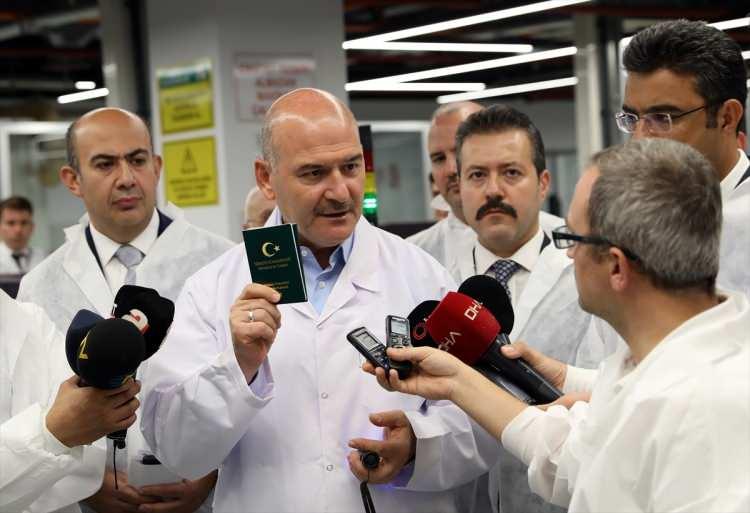 <p>5 yılı dolanların veya ondan daha az süreyle pasaport sahip olanlara mevcut pasaportları üzerinden 10 yıla kadar yükseltme olanağı sağlıyoruz. Biz bunu tüm dünyaya da bildirdik. </p>