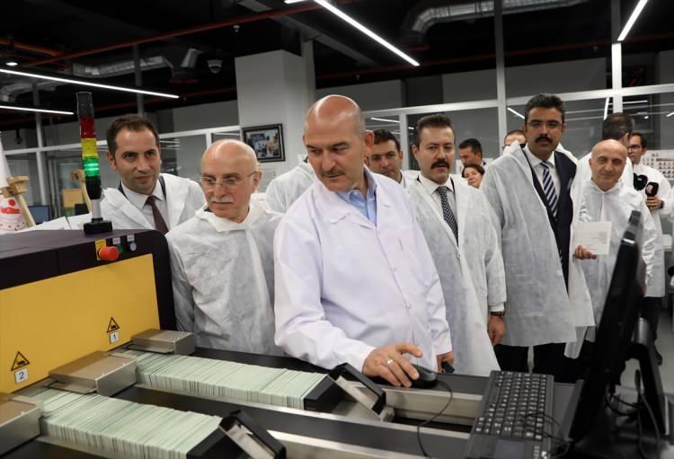 <p><strong>BAKAN SOYLU YERLİ VE MİLLİ PASAPORTUN DETAYLARINI ANLATTI</strong></p>
<p>Burada yeni pasaportun kendine ait özellikleri var. TC ve yine altında İngilizce Türkiye yazıyor. Lale motifi ve içbir özelliği vardır. Önceki pasaportun 27 güvenlik ögesi var.</p>