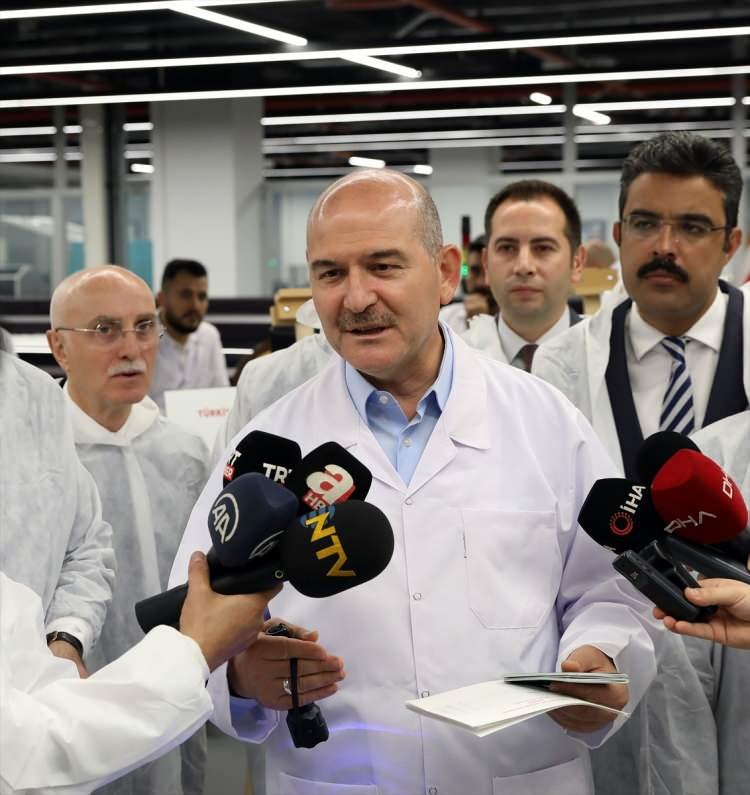 <p>Yeni pasaportun + 36 ögesi daha var. Kalite olarak da farkı ciplerin incelik ve kalınlık farkı var. Yeni pasaport daha kaliteli, daha modern. Pasaportun tam ortasında Ayasofya var. Yine eserlerimizden Çanakkale Köprüsü, Çamlıca Camiisi, İshak Paşa Sarayı, İkinci Meclis, Amasya Evleri, Erzurum Çifte Minare ve Mevlana var.</p>
