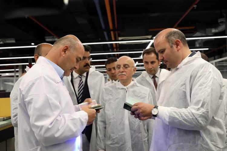 <p>Türkiye kendi yerli ve milli pasaportunu bu gece itibariyle basmaya başlıyor. İlk önce bin adet, ertesi gün 2 bin, ertesi gün 5 bin, daha sonra 10 bin pasaport basmaya başlayacağız. Bu bizim dışardan teminimizi de sonlandırmayacak. </p>
