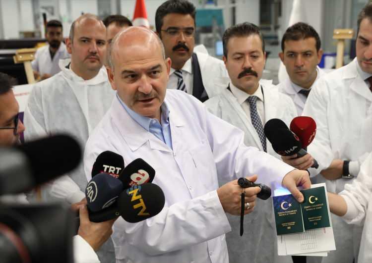 <p>Temkinli bir şekilde ilerleyeceğiz. Macaristan'la yaptığımız anlaşma çerçevesinde; Felaket kurtarma merkezleri vardır ya. Macaristan'ın yıllık 250 bin pasaportunu basacağız. Onlarda bizim 250 bin pasaportunu basacak. Herhangi bir afet durumunda ülkeler birbirinin pasaportunu basacak. 3. nesil pasaportun darphanede üretilmesini aksatmayacağız. Fransa'dan gelen 2. nesil pasaportları Macaristan'da basacağız. Eylül-Ekim 250 bin. Daha sonra yükselerek devam edecek.</p>