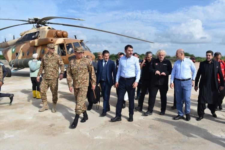 <p> İçişleri Bakanı Süleyman Soylu ile Çevre, Şehircilik ve İklim Değişikliği Bakanı Murat Kurum, Pakistan'da sel bölgelerini incelemelerinin ardından Badin Bölge Komutanlığı'nı ziyaret etti.</p>