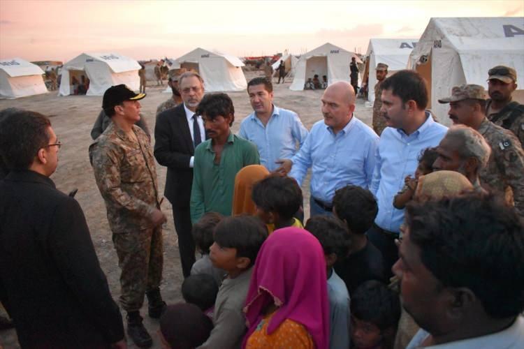 <p><strong>"Pakistan'da afet yönetiminde bir sistem kurmaya çalışıyoruz"</strong></p>
<p>Soylu, Pakistan'da afet yönetimi konusunda bir sistem kurmaya çalıştıklarını, afet merkezinde yapılan toplantıda ortak değerlendirmelerin ve mutabık kalınan noktaların olduğunu bildirerek, sözlerini şöyle sürdürdü: "İlk önce çadır ve gıda. Bütün bunları sağlayabilecek sevkiyatı burada içeriden de alıyoruz. Şu ana kadar 10 bin çadır sevk ettik. Bugün itibarıyla 10 bin çadırı Pakistan'dan tedarik etmeye çalışıyor arkadaşlarımız, hemen hemen her tarafa ulaşmaya çalışıyorlar. Buradaki güvenlik güçleriyle ve hükümetle birlikte inanıyoruz ki yakın bir zamanda hemen hemen her alana ulaşmaya çalışacağız ve ondan sonra da diğer atacağımız adımları atmamız gerekir. Çünkü yapılacak işler var.</p>