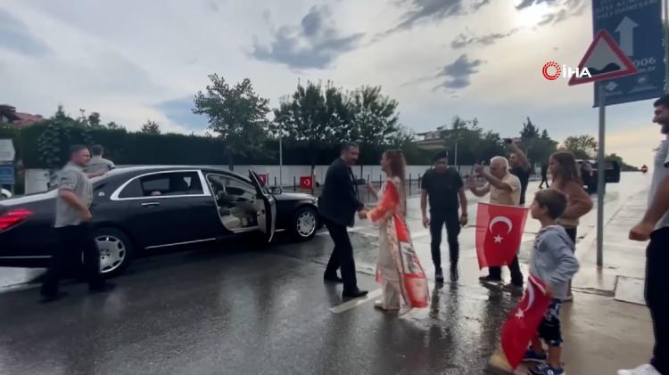 <p>Tuzla'da Milli Savunma Üniversitesi Deniz ve Hava Harp Okulu Diploma Alma ve Sancak Devir Teslim Töreni'ne katılan Cumhurbaşkanı Recep Tayyip Erdoğan, kendisine 'Tayyip dede' diye seslenen Kübra ve Metehan kardeşleri fark ederek aracını durdurdu. Cumhurbaşkanı Erdoğan, kendisini ellerinde Türk bayraklarıyla yağmurun altında bekleyen çocuklar ile sohbet ederek onlara hediyeler verdi.</p>