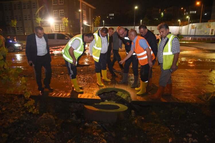 <p>Kastamonu’da akşamüzeri yaşanan sel afetinde metrekareye 73,5 kilogram yağış düştü. Kastamonu Belediye Başkanı Op. Dr. Rahmi Galip Vidinlioğlu, yaşanan sel afeti sebebiyle 400 ev ve işyerini suyun bastığını söyledi.</p>
<p> </p>
