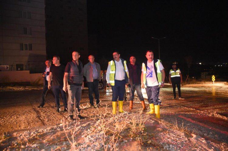 <p>Kastamonu Belediye Başkanı Op. Dr. Rahmi Galip Vidinlioğlu, Kastamonu’da akşamüzeri yaşanan sağanak yağış ve fırtına sonrası hasar gören alanlarda incelemede bulundu.</p>