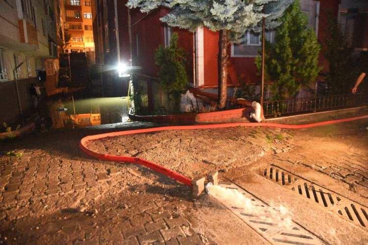<p>Hem uzun süreli hem de yoğun bir yağışa maruz kaldık. Bu yüzden özellikle dere yatağından su seviyesinin yükselmesiyle birlikte bazı yerlerde yer yer geriye akımlardan dolayı su baskınlarında artışa sebep oldu. Ama kısa sürede ekiplerimiz müdahalede bulundu. Şu anda 11 tane vidanjörümüz ve su tahliye makinesi ile su baskınların olduğu yerlerde mevcut suları temizliyoruz. </p>
