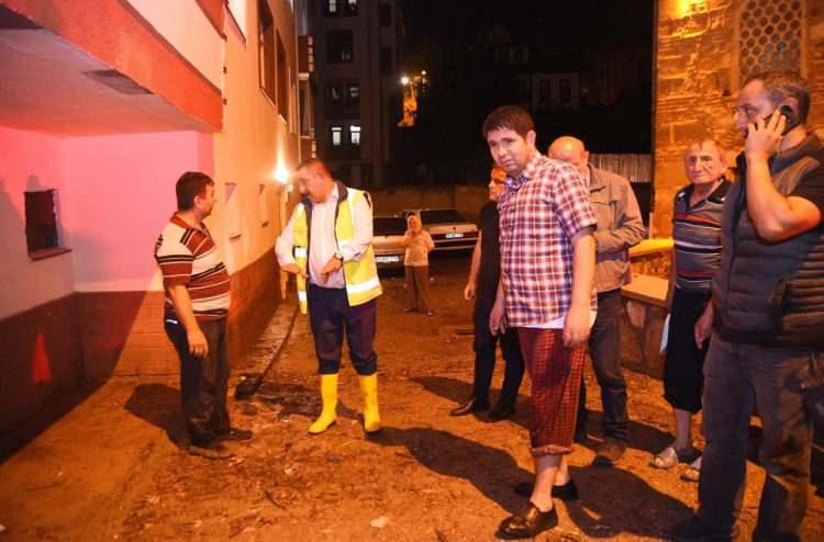 <p><strong>“Yaşanan selde can kaybımız yok fakat maddi hasarlar birçok noktada mevcut”</strong></p>

<p>Yaşanan sel afetinde can kaybının olmadığını belirten Başkan Vidinlioğlu, maddi hasarların birçok noktada olduğunu ifade ederek, “Artık bütün enerjimizi, bütün mesaimizi yeni normallere göre plan ve program yapmakla geçirmemiz gerekiyor. Çünkü hem Kastamonu’da hem de diğer ilçelerimizde bu tarz felaketler bu kadar sıklıkla olmuyordu. Ama son yıllarda bu tür afetlerle her geçen artan bir şekilde karşı karşıya kalmaya başladık. Bizler tedbirlerimizi alacağız. Tabii ki bu tür afetler olduğunda en az hasarla şehrimizin atlatmasını sağlamak yönünde bir irade göstereceğiz. Öyle zannediyorum ki bundan sonraki çalışmalarımız bütün ağırlığımız bu şekilde olacak. </p>
