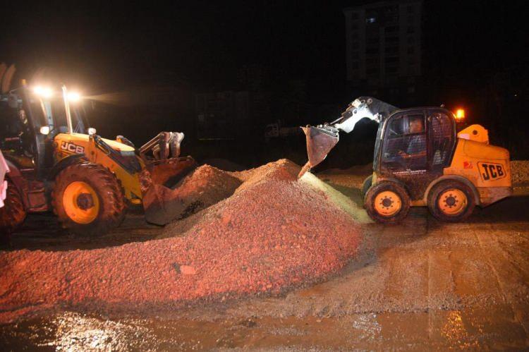 <p>Yeni normallere göre çalışmalarımızı bizler devam ettireceğiz. Şu anda üzerinde durduğumuz iki baksta her iki tarafından patlaklar var. Su miktarı o kadar fazla ki ama çok şükür can kaybımız yok, maddi hasarlar elbette mevcut. AFAD İl Müdürümüz ile çok sıkı bir koordinede bulunduk. AFAD Başkanımız Yunus Bey aradı, onunla görüştük. AFAD Başkanımızda hemen bizlere hem vidanjör hem de su tahliye makinesi yönünde bizlere destek vereceklerini söylediler. İnşallah en kısa sürede bu sel baskınını atlatırız. Allah daha beterinden saklasın. Bütün hemşerilerime geçmiş olsun diyorum” diye konuştu.</p>