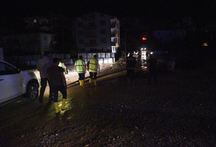 <p><strong>“Sahadayız, çalışıyoruz ve kısa sürede afetin üstesinden geleceğiz”</strong></p>

<p>Sahada olduklarını ve kısa sürede afetin üstesinden geleceklerine inandığını söyleyen Başkan Vidinlioğlu, şöyle konuştu: “Hem sosyal medya hesabımdan hem de cep telefonumdan onlarca defa arandım ya da mesajlar atıldı. Elbette bu kadar yoğun bir yağmurdan sonra yaklaşık 400 tane ev ve işyerini su basmışken tabii ki herkes önceliğin kendisinde olmasını istiyor ama çok kısa bir sabırla sabaha kadar zannediyorum hiçbir yerimizde problem kalmayacak şekilde programımızı yaptık. İnşallah kısa sürede bunu atlatırız. </p>
