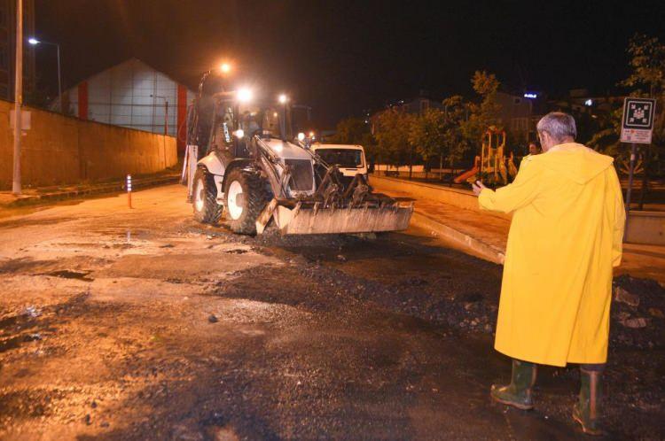 <p>Elbette yer yer serzenişler olacaktır, bunları anlayışla karşılıyoruz. Tabii ki yağışın miktarı fazla olduğundan ne yazık ki Kastamonu gibi dere yatağının her iki tarafına konuşlanmış şehirler bu tarz sıkıntılarla daha çok karşılıyorlar. Ama aldığımız tedbirlerle ve bundan sonra alacağımız tedbirler sayesinde olabilecek afetin en azını yaşadık. Allah beterinden saklasın. Hemşehrilerimizin gönülleri rahat olsun, sahadayız, çalışıyoruz ve kısa sürede bu afetinden üstesinden geleceğiz”</p>

