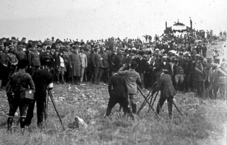 <p>Dumlupınar'da 30 Ağustos 1924 Günü. Gazi Mustafa Kemal ve Latife Hanım'ın da olduğu törenle meçhul asker anıtı için temel atma töreni yapıldı.</p>