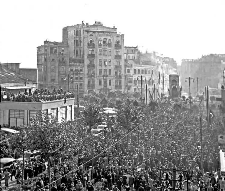 <p>30 Ağustos Zafer Bayramı, İstanbul'da Taksim Meydanı'nda törenlerle kutlandı. Kalabalık, törenleri Topçu Kışlası yanında ve kışla kuleleri üzerinden izledi.</p>
<p>- 30 Ağu 1934</p>