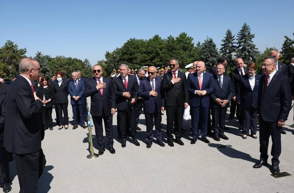 <p>Türkiye Cumhurbaşkanı Recep Tayyip Erdoğan başkanlığındaki devlet erkanı, 30 Ağustos Zafer Bayramı ve Türk Silahlı Kuvvetleri Günü dolayısıyla Anıtkabir'e ziyarette bulundu. </p>

<p> </p>
