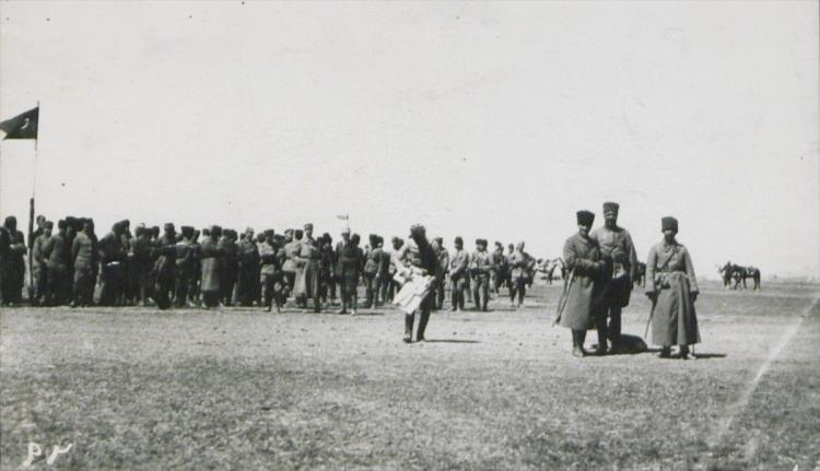 <p>Mustafa Kemal Atatürk, İsmet İnönü ile birlikte 1 Nisan 1922'de Konya Ilgın'da denetim yaparken. </p>