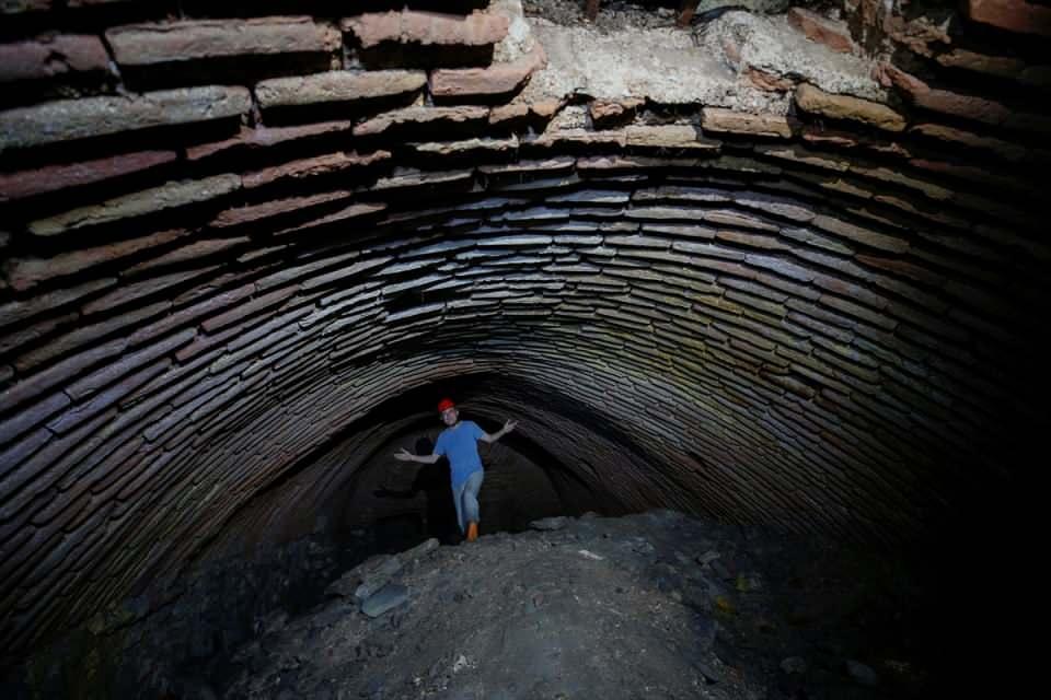 <p>Kültür ve Turizm Bakanlığının geçtiğimiz yıl sonunda burada yürütmüş olduğu temizleme çalışması kapsamında yaklaşık 4 tona yakın moloz, çamur tahliye edildi. </p>
