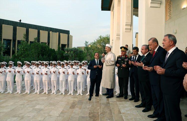 <p>Erdoğan, Deniz ve Hava Harp Okulu Komutanlıkları Diploma Alma ve Sancak Devir Teslim Töreni sonrasında yerleşke içindeki Deniz Harp Okulu Camisi'nin açılış törenine katıldı.</p>
