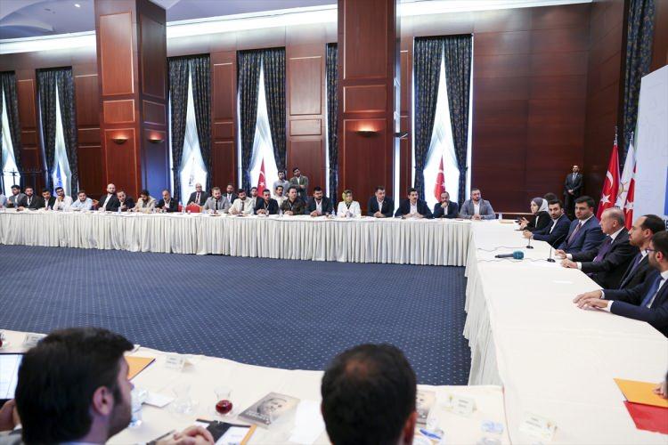 <p>Cumhurbaşkanı ve AK Parti Genel Başkanı Recep Tayyip Erdoğan, AK Parti Gençlik Kollarının ev sahipliğinde gerçekleşen Türkiye Gençlik Sivil Toplum Kuruluşları Buluşması'na katıldı.</p>