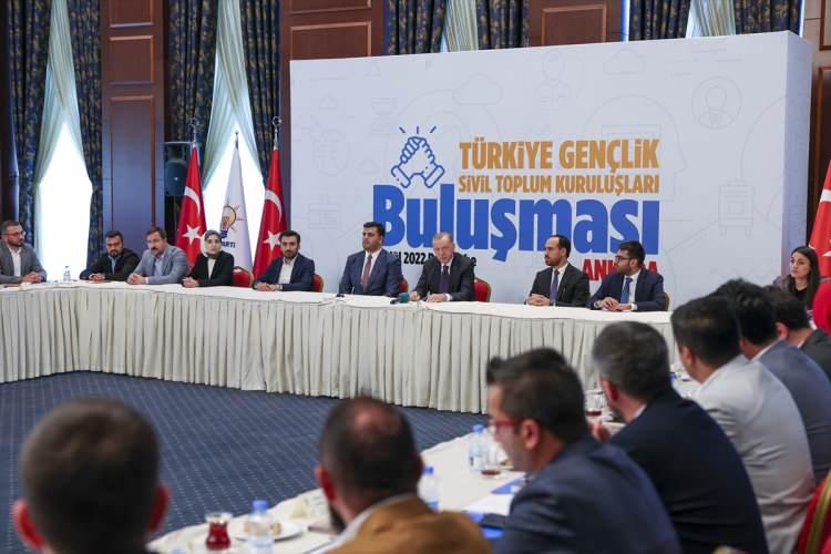 <p>AK Parti Genel Merkezinde buluşmaya ilişkin sosyal medya hesabından paylaşımda bulunan Cumhurbaşkanı Erdoğan, "AK Parti Gençlik Kollarımızın ev sahipliğinde Türkiye Gençlik STK'ları buluşmasına katılarak genç temsilcilerimizin görüşlerini dinledim. Partimizi teşrif eden tüm gençlerimize teşekkür ediyor, her bir genç kardeşime başarılar diliyorum." ifadelerini kullandı.</p>
<p> </p>
<p> </p>