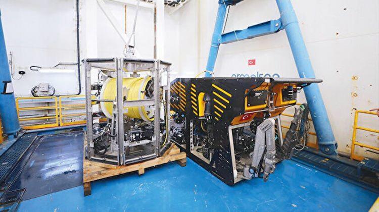 <p><strong>"BU ROBOTUN İHRACATI KONUSUNDA GÖRÜŞMELERİMİZ VAR"</strong></p>
<p>Bakım'a göre, Kaşif'in ihracat potansiyeli de çok yüksek:</p>
<p>"Dost ve kardeş bazı ülkelerimize ve yine Orta Doğu'da faaliyet gösteren bazı ülkelerle bu robotun ihracatı konusunda görüşmelerimiz var. Devletimizin inisiyatifiyle yeni bir sistem yapıldı. O yüzden teknolojide ülke olarak öncü durumdayız.</p>