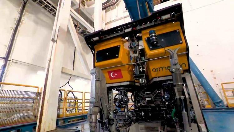 <p> Büyük yabancı robot üreticilerinin bile bu kadar aktif olarak bir hibrit su altı robotu kullanımı yok. O yüzden pazarda iddialı durumdayız."</p>
<p>Güçlü itiş gücüne sahip Kaşif'in her üretiminde millilik oranı arttı. Dördüncü Kaşif'in üretim çalışmaları da tüm hızıyla sürüyor.</p>