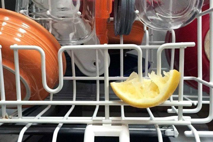 <p><span style="color:#000000"><strong>Ayrıca çöpe atmaya ayırdığınız limon kabuklarını bulaşık makinenizin içine koyarak bulaşıklarınız daha parlak ve daha temiz kokmasını sağlayabilirsiniz. </strong></span></p>
