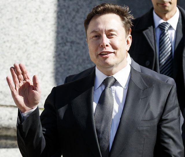 <p>Elon Musk</p> <p>Serveti: 246 milyar dolar</p> <p>Güney Afrika asıllı Amerikalı mühendis, yatırımcı ve girişimci. Dünyanın en değerli otomobil üreticisi Tesla'nın ve uzay hizmetleri şirketi SpaceX'in CEO'su. </p> <p>Servetinin kaynağı: Tesla, SpaceX</p> <p>Ülke: ABD</p> <p> </p> 