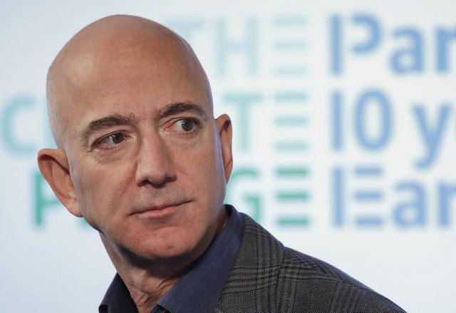 <p>Jeff Bezos</p> <p> </p> <p>Serveti: 151 milyar dolar</p> <p> </p> <p>Amerikalı internet girişimcisi, sanayici, medya sahibi ve yatırımcı. Dünya genelinde e-ticaretin gelişmesinde büyük rol oynadı. Dünya çapında faaliyet gösteren Amazon'un kurucusu. </p> <p> </p> <p>Servetinin kaynağı: Amazon, Blue Origin</p> <p> </p> <p>Ülke: ABD</p> <p> </p> 