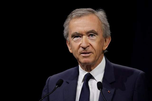 <p>Bernard Arnault</p> <p> </p> <p>Serveti: 130 milyar dolar</p> <p> </p> <p>Fransız iş insanı. Fransa'nın en zengini insanı, dünyanın ise en büyük lüks eşya üreticisi olan LVMH'nin başkanı ve genel müdürü. </p> <p> </p> <p>Servetinin kaynağı: LVMH, Christian Dior SA</p> <p> </p> <p>Ülke: Fransa</p> 