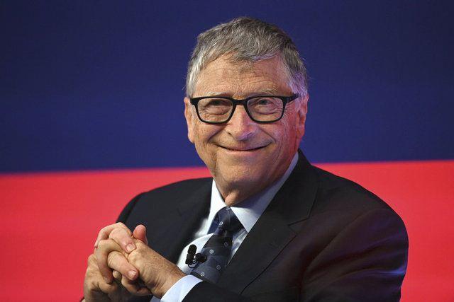 <p>Bill Gates</p> <p> </p> <p>Serveti: 115 milyar dolar</p> <p> </p> <p>Amerikalı girişimci, yazılımcı ve yatırımcı. Dünyanın en büyük yazılım üreticisi Microsoft'un kurucu ortağı. 2019 yılında 110 milyar dolat net değer ile dünyanın en zengin insanıydı. </p> <p> </p> <p>Servetinin kaynağı: Microsoft</p> <p> </p> <p>Ülke: ABD</p> 