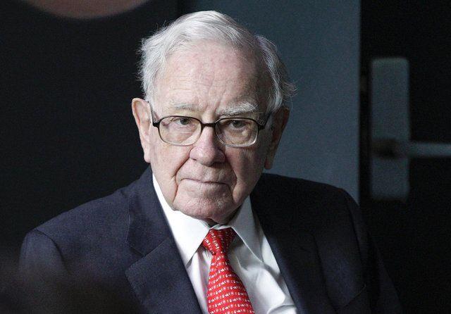 <p>Warren Buffett </p> <p> </p> <p>Serveti: 98.4 milyar dolar</p> <p> </p> <p>Amerikalı iş insanı ve hisse yatırımcısı olan Buffett, 1965'ten bu yana yatırım şirketi Berkshire Hathaway'in başkanı ve en büyük hissedarı. Toplam 48 milyar dolar ile şimdiye kadar ABD'de yapılmış en büyük bağışı gerçekleştirdi.</p> <p> </p> <p>Servetinin kaynağı: Berkshire Hathaway</p> <p> </p> <p>Ülke: ABD </p> 
