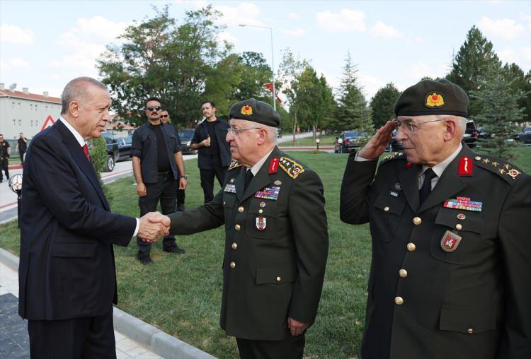 <p>Erdoğan, caminin açılışında yaptığı konuşmada, Kütahya ve Afyonkarahisar illerinin Büyük Zafer'in mütemmim cüzlerinden olduğunu belirtti.</p>

<p> </p>
