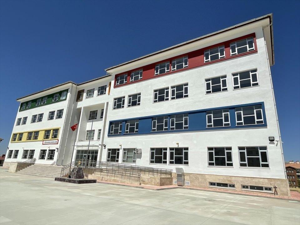 <p>Merkez üssü Sivrice ilçesi olan 6,8 büyüklüğündeki depremin ardından İl Milli Eğitim Müdürlüğü ile Fırat Üniversitesi arasında imzalanan protokol kapsamında kent genelindeki tüm okullarda inceleme yapılarak yıkılması ya da güçlendirilmesi gereken okullar tespit edildi. Bu kapsamda ağır hasar gören 23 okul kontrollü olarak yıkıldı.</p>

<p> </p>
