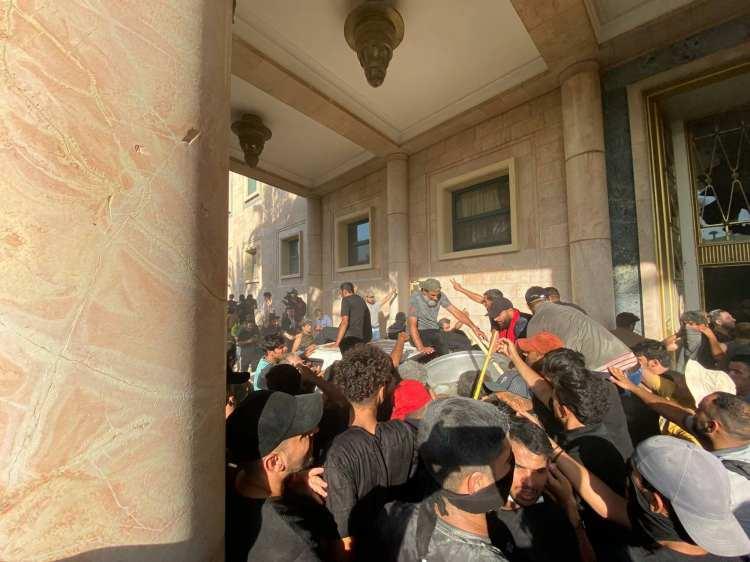 <p>Başkent Bağdat’taki Yeşil Bölge’de bulunan Cumhurbaşkanlığı Sarayı'nı basan Sadr destekçileri ise güvenlik güçleri tarafından saraydan çıkarıldı.</p>
