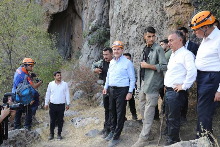 <p> İçişleri Bakanı Süleyman Soylu, "PKK sadece ülkenin gelişmesi ve kalkınmasını değil aynı zamanda bir kültürel terörizmle, kültürünü de harap etmeye çalışıyor." dedi.</p>
