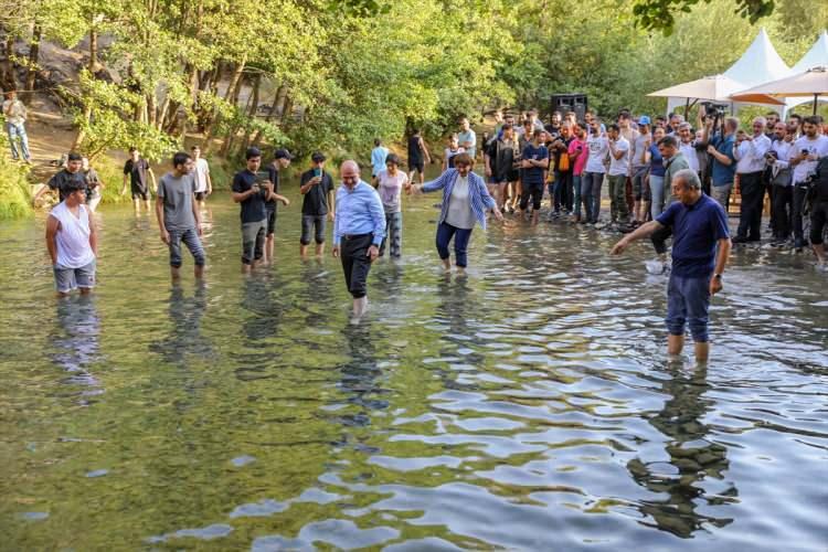 <p>Kürt beyleriyle Türk beylerinin ve birçoğunun birbirini bu meydanda tanıdıkları ve birbirleriyle beraber aslında küffara karşı birlikte oldukları, aynı değeri taşıdıkları, aynı anlayışı taşıdıkları, sanki iki kardeşin kucaklaşması gibi bize bu toprakları yurt yapmalarının belki de en önemli nişanesidir ve nişangahıdır." ifadelerini kullandı.</p>