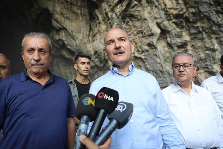 <p>Recep Tayyip Erdoğan bu toprakların medeniyetini yarına taşımak için de bir çaba sarf ediyor ve gençlere bir şey söylüyor. Ahlak, değer ve medeniyet vaaz ediyor."</p>