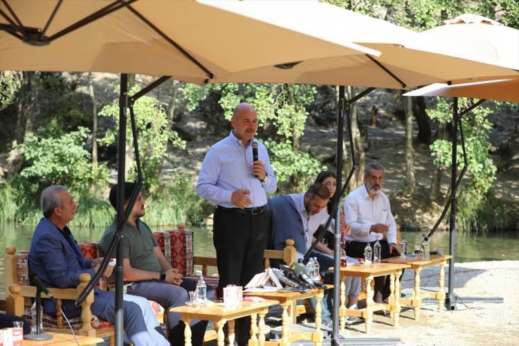 <p>Terör örgütü PKK'ya çok laf söylediğini ifade eden Soylu, "Çok da söz söylemeye devam ediyorum. Ama PKK, terör örgütünün benim laflarımdan etkilendiği en önemli cümleler PKK sadece ülkenin gelişmesi ve kalkınmasını değil, aynı zamanda bir kültürel terörizmle, kültürünü de harap etmeye çalışıyor.</p>