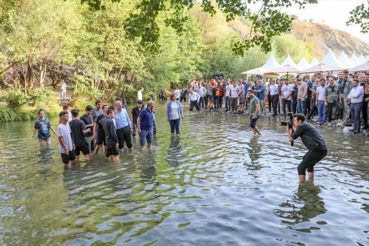 <p><strong>"Zenginliklerimizi yitirmeye çalışıyorlar"</strong></p>
<p>Avrupa'nın büyüdüğünü, zenginleştiğini ama bir bedel ödediğini anlatan Soylu, bedel olarak ahlakını ve geçmişte üzerine titremeye çalıştıkları değerlerini kaybettiğini aktardı.</p>
<p>Bakan Soylu, şöyle devam etti:</p>