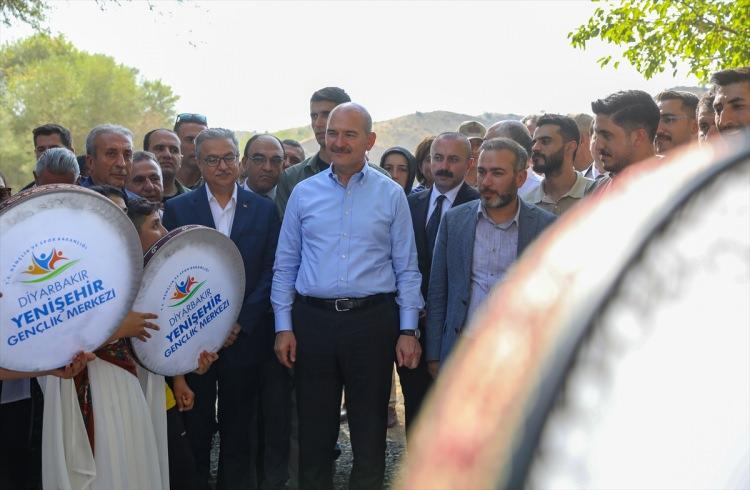 <p>Bu toprakların zengin, verimli ve güçlü topraklar olduğunu dile getiren Soylu, "PKK bize ne kazandırdı, bana bir tane söz söyleyin. Dilimizin daha iyi konuşulmasını mı sağladı? Vallahi hayır. Peki, çocuklarımızın okullara ve üniversitelere çok daha iyi gitmesini mi sağladılar? Peki, bugün organize sanayi siteleri, fabrikalar ve yollar 40 yıldır onların ortaya koymuş olduğu terör sebebiyle akamete uğramadı mı?" dedi.</p>

<p> </p>
