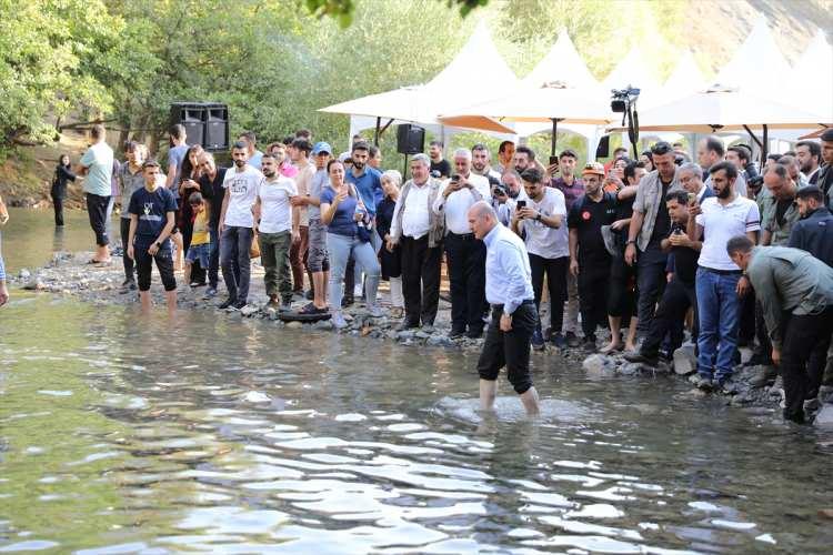 <p>- "Bütün coğrafyanın en zengin bölgesi haline gelecek Diyarbakır"</p>

<p>Diyarbakır'ın 10 yıl, 20 yıl sonra Türkiye'nin en zengin şehri haline geleceğini dile getiren Soylu, konuşmasını şöyle sürdürdü:</p>

<p>"Şimdi bu Diyarbakır'ı zihninize bir video kayıt cihazı gibi kaydedin. Allah nasip edecek, 10 yıl, 20 yıl sonra Diyarbakır Türkiye'nin en zengin bölgenin de en cazip bölge derken Güneydoğu Anadolu Bölgesi'nden bahsetmiyorum. Diyarbakır'ı Doğu ve Güneydoğu Anadolu Bölgesi'ne sıkıştırabilecek kadar cahil bir adam değilim. Irak'tan Suriye'ye kadar Orta Doğu'dan Orta Asya'ya kadar bütün coğrafyanın en zengin bölgesi haline gelecek Diyarbakır. Bunu siz görecekseniz ve yaşayacaksınız."</p>
