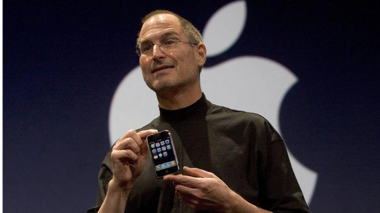 <p><strong>iPhone (2007)</strong></p>
<p>İlk iPhone, 2007 yılında piyasaya adım attı. Telefon birçok yeniliğiyle modern akıllı telefonun temelini oluşturdu. Klasikleşen uygulama ızgarası, işlevsel tek ana tuş, tamamen dokunmatik klavye ve resim yakınlaştırma ilk iPhone’un imzasıydı. Internet ve medya tüketimine hazır bir cihaz olsa da o zamanlar 3G ve App Store dahil olmak üzere bir dizi temel özellikten yoksundu.</p>